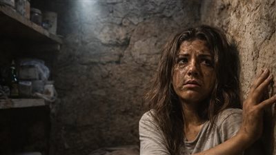 كانت تحت قدميه 15 سنة… وهو يقود البحث عنها أمام الكاميرات!