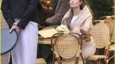 كانت جالسه 